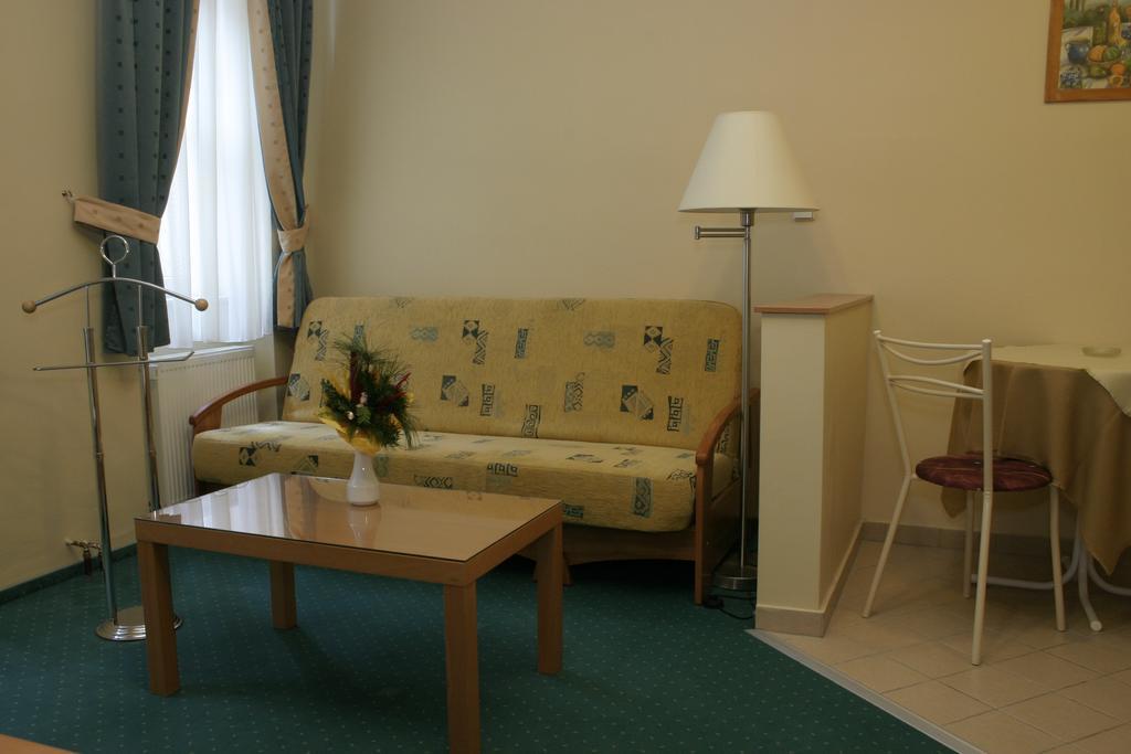 Appartamento Kucko Panzio Győr Esterno foto